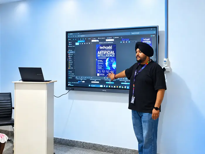 A trainer presenting the AI certificate course